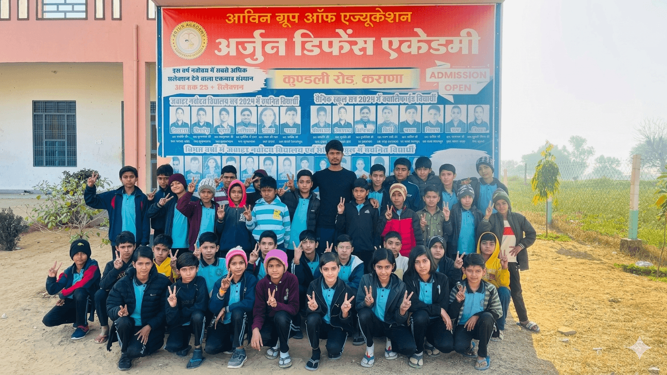 अर्जुन डिफेंस एकेडमी बैनर के सामने बैच छात्रों और शिक्षक का समूह फोटो