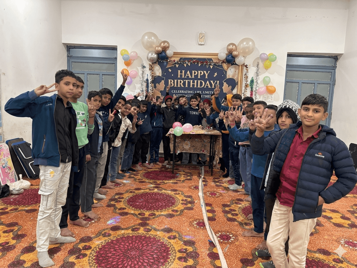 मयंक का जन्मदिन मनाते हुए
